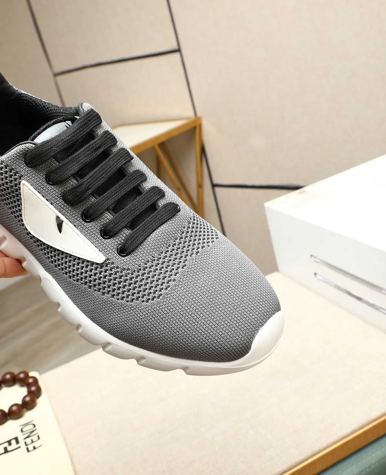 Men's Men's Shoes 💰680 Fendi Fendi's latest Tag series of men's casual mesh sports running shoes, originally purchased and developed, this Tag sports shoe is a one-leg sneaker, made of black high-tech mesh material with gray neoprene details. Oversized FENDI lettering on the side and translucent rubber details. Light and flexible rubber running shoe soles, beautifully packaged at the delivery counter, customized breathable lining, original molded foam rubber outsole, sole thickness: 3.5CM! Size: 39-44 (customized at 38.45.46)
